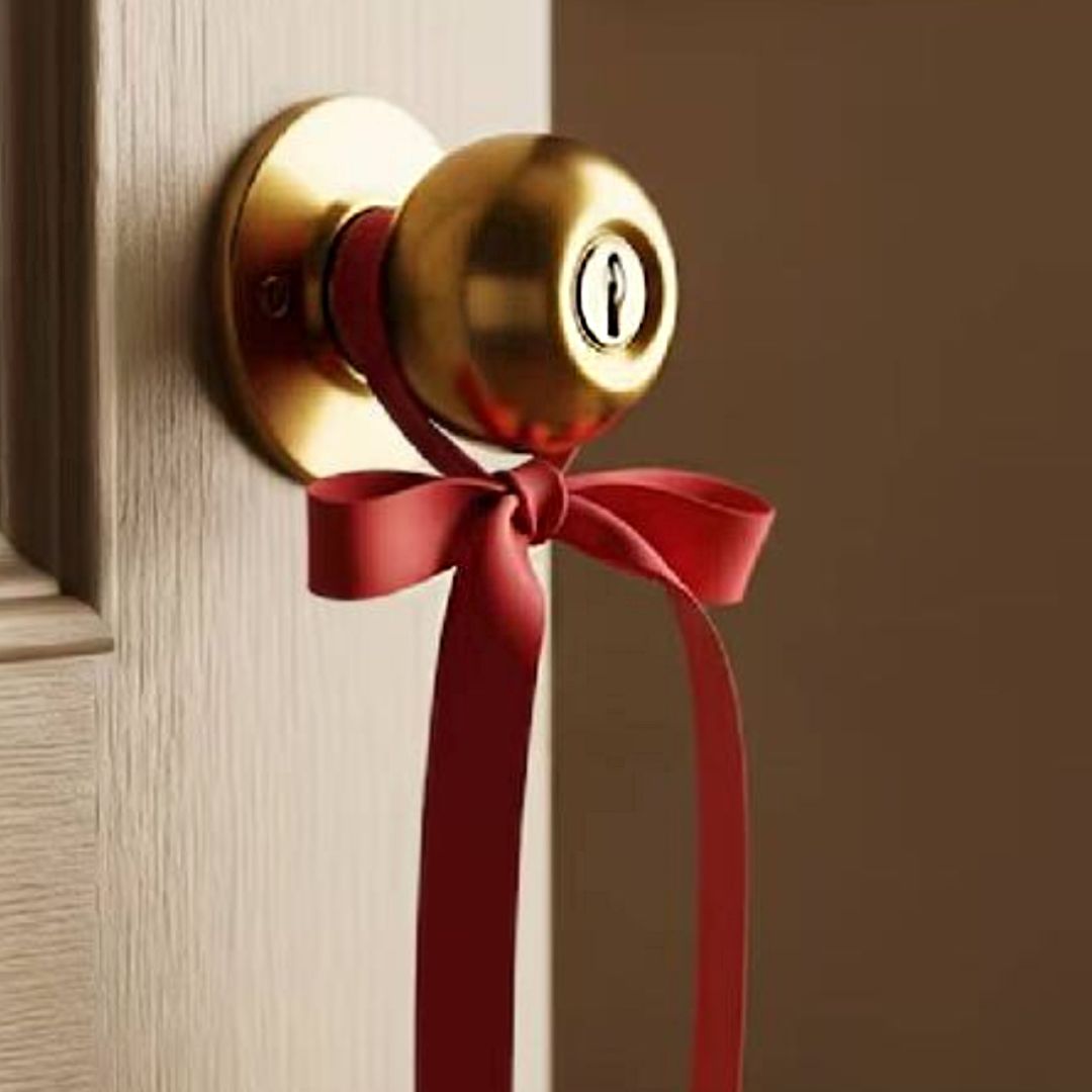 Listón rojo en puertas. Foto: Especial